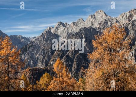 Herbstliche Blick auf die marmarole Gruppe in den Dolomiten im Herbst Stockfoto