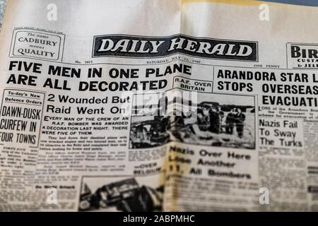 Nahaufnahme der Daily Herald Zeitung aus dem 2. Weltkrieg in einem Museum Stockfoto