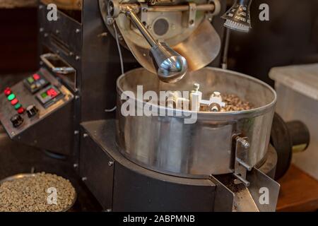 Industrie Kaffeemaschine Vorbereitung Bohnen für Kunden in einem Cafe, Geschäft Stockfoto