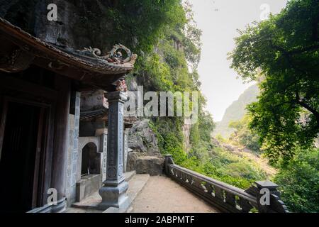 Eine geheime buddhistischen Tempel entfernt im Regen ausgeblendet - Wald von Tam Coc, Vietnam Stockfoto