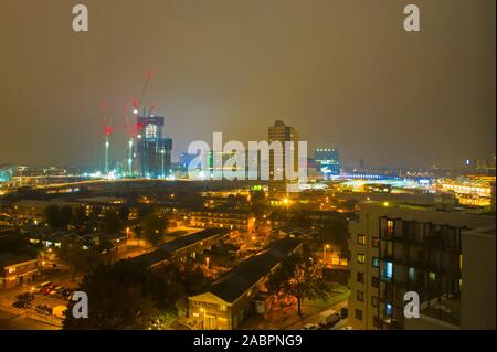 Ein Blick über Stratford, London mit Westfield Shopping Centre im Hintergrund beleuchtet. Stockfoto