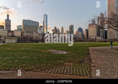 Chicago Skyline von Millennium Park Tageslicht Blick mit Wolken in den Himmel Stockfoto