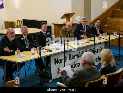 North Berwick, East Lothian, Schottland, Vereinigtes Königreich, 28. November 2019. Allgemeine Wahl: Erste hustings für Kandidaten, die Wahl als MP für East Lothian mit Fragen aus dem Publikum. Im Bild (v.l.n.r.): David Sissons, UKIP Candidate, Kenny MacAskill, Scottish National Party Kandidat, Keith Stewart, QC und Stuhl, Robert O'Riordan, schottischen liberalen Demokraten Kandidat, sitzend MP Martin Whitfield, Scottish Labour Kandidaten, Stadtrat Craig Hoy, Schottischen Konservativen & Unionist Party Kandidat Stockfoto