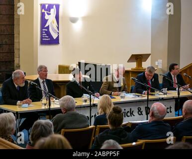 North Berwick, East Lothian, Schottland, Vereinigtes Königreich, 28. November 2019. Allgemeine Wahl: Erste hustings für Kandidaten, die Wahl als MP für East Lothian mit Fragen aus dem Publikum. Im Bild (v.l.n.r.): David Sissons, UKIP Candidate, Kenny MacAskill, Scottish National Party Kandidat, Keith Stewart, QC und Stuhl, Robert O'Riordan, schottischen liberalen Demokraten Kandidat, sitzend MP Martin Whitfield, Scottish Labour Kandidaten, Stadtrat Craig Hoy, Schottischen Konservativen & Unionist Party Kandidat Stockfoto