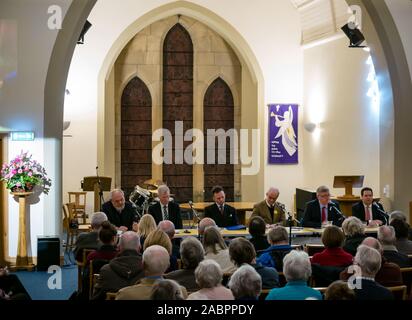 North Berwick, East Lothian, Schottland, Vereinigtes Königreich, 28. November 2019. Allgemeine Wahl: Erste hustings für Kandidaten, die Wahl als MP für East Lothian mit Fragen aus dem Publikum. Im Bild (v.l.n.r.): David Sissons, UKIP Candidate, Kenny MacAskill, Scottish National Party Kandidat, Keith Stewart, QC und Stuhl, Robert O'Riordan, schottischen liberalen Demokraten Kandidat, sitzend MP Martin Whitfield, Scottish Labour Kandidaten, Stadtrat Craig Hoy, Schottischen Konservativen & Unionist Party Kandidat Stockfoto