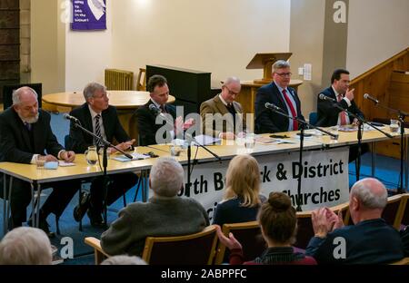 North Berwick, East Lothian, Schottland, Vereinigtes Königreich, 28. November 2019. Allgemeine Wahl: Erste hustings für Kandidaten, die Wahl als MP für East Lothian mit Fragen aus dem Publikum. Im Bild (v.l.n.r.): David Sissons, UKIP Candidate, Kenny MacAskill, Scottish National Party Kandidat, Keith Stewart, QC und Stuhl, Robert O'Riordan, schottischen liberalen Demokraten Kandidat, sitzend MP Martin Whitfield, Scottish Labour Kandidaten, Stadtrat Craig Hoy, Schottischen Konservativen & Unionist Party Kandidat Stockfoto