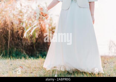 Hände der Braut mit Hochzeit schönen Blumenstrauß aus Weiß und Rosa Rosen. Stockfoto