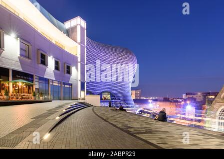 BIRMINGHAM, ENGLAND - APRIL 05,2016: Das futuristische Selfridges in Birmingham Bullring Einkaufszentrum gegenüber von St Martin's Church. Stockfoto