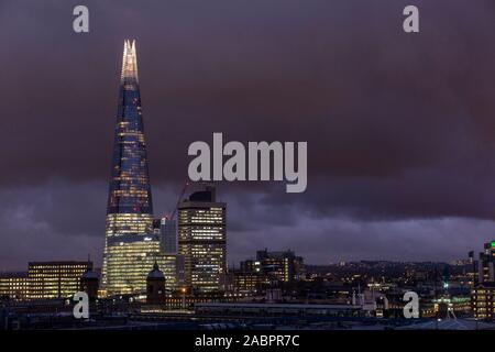 Der Shard in London gegen ein dramatischer Himmel in der Dämmerung Stockfoto
