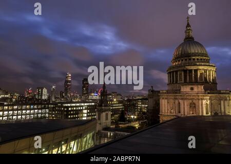 London: Dämmerung im St. Paul's Cathedral mit einer Skyline der Stadt hinter Stockfoto