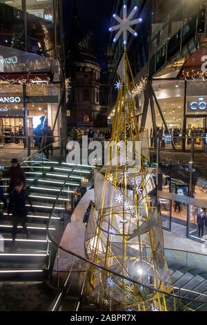 Ein Weihnachtsbaum in Nr. 1 Neuer ändern Einkaufszentrum mit St. Paul's Cathedral in der Ferne Stockfoto