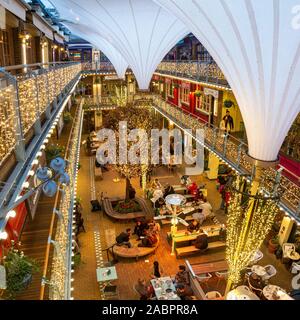 Weihnachten Dekorationen im Königlichen Hof, Soho, London Stockfoto