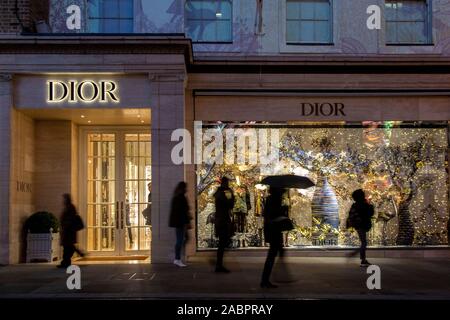 Weihnachtsschmuck decken die Dior Store im Old Bond Street, London Stockfoto