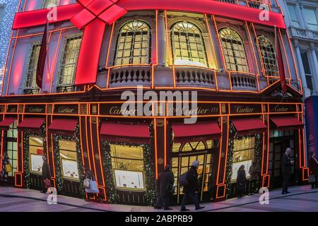 Weihnachtsschmuck decken die Cartier Shop im Old Bond Street, London Stockfoto