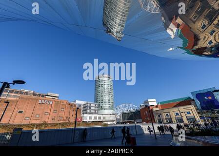 Bahnhof New Street, Birmingham, England - Feb 25,2018: Blick von der Rotunde aus zu Fuß von Moor St auf die Stierkampfarena, Birmingham, England. Stockfoto