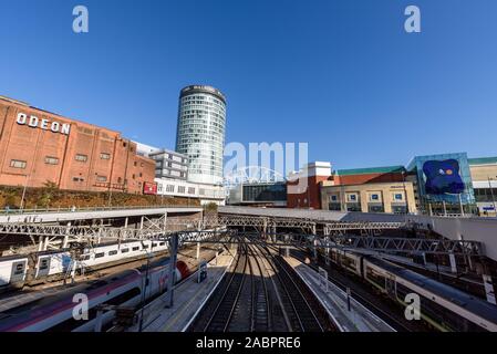 Bahnhof New Street, Birmingham, England - Feb 25,2018: Mit Blick auf die Strecken, die in Birmingham New Street Station in Richtung der Klasse 2 l führen. Stockfoto