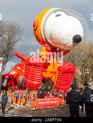 New York, NY - November 28, 2019: Astronaut Snoopy riesigen Ballon geflogen, gering, da der starke Wind auf der 93. jährlichen Thanksgiving Day Parade von Macy's anzusehen allein Central Park West Stockfoto