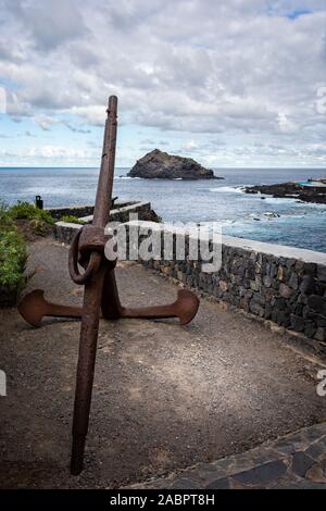 Rusty oid Anker auf Anzeige mit Blick auf den Hafen von Garachico auf Teneriffa, Spanien am 20. November 2019 Stockfoto
