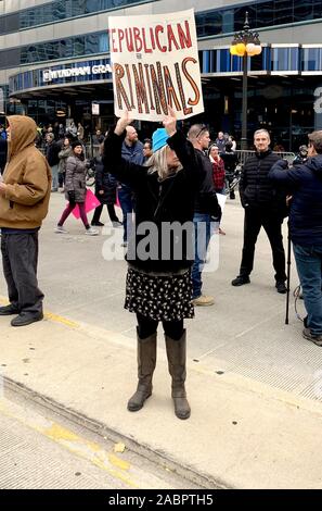 Nti - Trumpf März Demonstranten Kundgebung in der Innenstadt von Chicago über den Fluss von Trump International Hotel & Tower auf der East Wacker Drive. Präsident Donald Trump Visits Chicago seit Amtsantritt. Präsident Trump ist in Chicago als Sprecher bei der Internationalen Vereinigung der Polizeichefs. Mit: Chicago Anti Trump Protest Wo: Chicago, Illinois, United States Wenn: 28 Oktober 2019 Quelle: Adam Bielawski/WENN.com Stockfoto