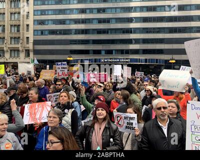 Nti - Trumpf März Demonstranten Kundgebung in der Innenstadt von Chicago über den Fluss von Trump International Hotel & Tower auf der East Wacker Drive. Präsident Donald Trump Visits Chicago seit Amtsantritt. Präsident Trump ist in Chicago als Sprecher bei der Internationalen Vereinigung der Polizeichefs. Mit: Chicago Anti Trump Protest Wo: Chicago, Illinois, United States Wenn: 28 Oktober 2019 Quelle: Adam Bielawski/WENN.com Stockfoto