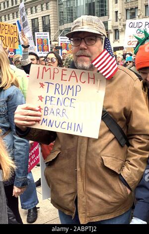 Nti - Trumpf März Demonstranten Kundgebung in der Innenstadt von Chicago über den Fluss von Trump International Hotel & Tower auf der East Wacker Drive. Präsident Donald Trump Visits Chicago seit Amtsantritt. Präsident Trump ist in Chicago als Sprecher bei der Internationalen Vereinigung der Polizeichefs. Mit: Chicago Anti Trump Protest Wo: Chicago, Illinois, United States Wenn: 28 Oktober 2019 Quelle: Adam Bielawski/WENN.com Stockfoto