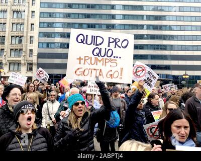 Nti - Trumpf März Demonstranten Kundgebung in der Innenstadt von Chicago über den Fluss von Trump International Hotel & Tower auf der East Wacker Drive. Präsident Donald Trump Visits Chicago seit Amtsantritt. Präsident Trump ist in Chicago als Sprecher bei der Internationalen Vereinigung der Polizeichefs. Mit: Chicago Anti Trump Protest Wo: Chicago, Illinois, United States Wenn: 28 Oktober 2019 Quelle: Adam Bielawski/WENN.com Stockfoto