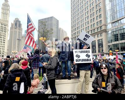 Nti - Trumpf März Demonstranten Kundgebung in der Innenstadt von Chicago über den Fluss von Trump International Hotel & Tower auf der East Wacker Drive. Präsident Donald Trump Visits Chicago seit Amtsantritt. Präsident Trump ist in Chicago als Sprecher bei der Internationalen Vereinigung der Polizeichefs. Mit: Chicago Anti Trump Protest Wo: Chicago, Illinois, United States Wenn: 28 Oktober 2019 Quelle: Adam Bielawski/WENN.com Stockfoto