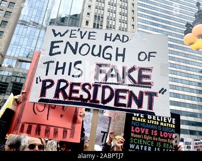 Nti - Trumpf März Demonstranten Kundgebung in der Innenstadt von Chicago über den Fluss von Trump International Hotel & Tower auf der East Wacker Drive. Präsident Donald Trump Visits Chicago seit Amtsantritt. Präsident Trump ist in Chicago als Sprecher bei der Internationalen Vereinigung der Polizeichefs. Mit: Chicago Anti Trump Protest Wo: Chicago, Illinois, United States Wenn: 28 Oktober 2019 Quelle: Adam Bielawski/WENN.com Stockfoto