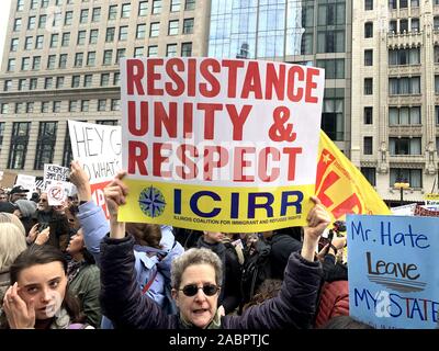 Nti - Trumpf März Demonstranten Kundgebung in der Innenstadt von Chicago über den Fluss von Trump International Hotel & Tower auf der East Wacker Drive. Präsident Donald Trump Visits Chicago seit Amtsantritt. Präsident Trump ist in Chicago als Sprecher bei der Internationalen Vereinigung der Polizeichefs. Mit: Chicago Anti Trump Protest Wo: Chicago, Illinois, United States Wenn: 28 Oktober 2019 Quelle: Adam Bielawski/WENN.com Stockfoto