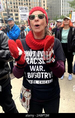 Nti - Trumpf März Demonstranten Kundgebung in der Innenstadt von Chicago über den Fluss von Trump International Hotel & Tower auf der East Wacker Drive. Präsident Donald Trump Visits Chicago seit Amtsantritt. Präsident Trump ist in Chicago als Sprecher bei der Internationalen Vereinigung der Polizeichefs. Mit: Chicago Anti Trump Protest Wo: Chicago, Illinois, United States Wenn: 28 Oktober 2019 Quelle: Adam Bielawski/WENN.com Stockfoto