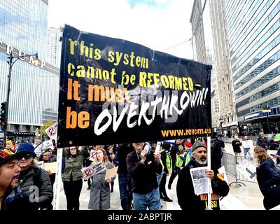 Nti - Trumpf März Demonstranten Kundgebung in der Innenstadt von Chicago über den Fluss von Trump International Hotel & Tower auf der East Wacker Drive. Präsident Donald Trump Visits Chicago seit Amtsantritt. Präsident Trump ist in Chicago als Sprecher bei der Internationalen Vereinigung der Polizeichefs. Mit: Chicago Anti Trump Protest Wo: Chicago, Illinois, United States Wenn: 28 Oktober 2019 Quelle: Adam Bielawski/WENN.com Stockfoto