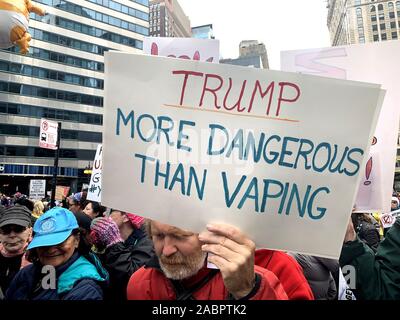 Nti - Trumpf März Demonstranten Kundgebung in der Innenstadt von Chicago über den Fluss von Trump International Hotel & Tower auf der East Wacker Drive. Präsident Donald Trump Visits Chicago seit Amtsantritt. Präsident Trump ist in Chicago als Sprecher bei der Internationalen Vereinigung der Polizeichefs. Mit: Chicago Anti Trump Protest Wo: Chicago, Illinois, United States Wenn: 28 Oktober 2019 Quelle: Adam Bielawski/WENN.com Stockfoto