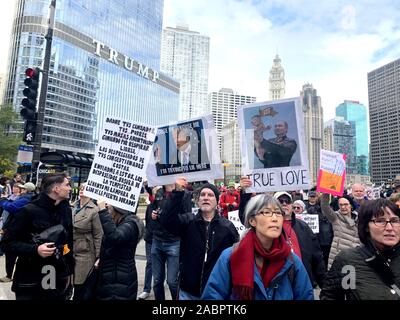 Nti - Trumpf März Demonstranten Kundgebung in der Innenstadt von Chicago über den Fluss von Trump International Hotel & Tower auf der East Wacker Drive. Präsident Donald Trump Visits Chicago seit Amtsantritt. Präsident Trump ist in Chicago als Sprecher bei der Internationalen Vereinigung der Polizeichefs. Mit: Chicago Anti Trump Protest Wo: Chicago, Illinois, United States Wenn: 28 Oktober 2019 Quelle: Adam Bielawski/WENN.com Stockfoto