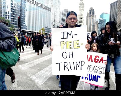 Nti - Trumpf März Demonstranten Kundgebung in der Innenstadt von Chicago über den Fluss von Trump International Hotel & Tower auf der East Wacker Drive. Präsident Donald Trump Visits Chicago seit Amtsantritt. Präsident Trump ist in Chicago als Sprecher bei der Internationalen Vereinigung der Polizeichefs. Mit: Chicago Anti Trump Protest Wo: Chicago, Illinois, United States Wenn: 28 Oktober 2019 Quelle: Adam Bielawski/WENN.com Stockfoto