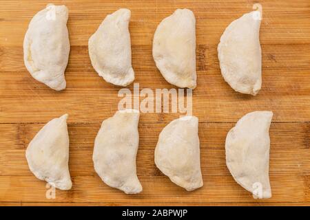 Hausgemachte gefrorene Knödel auf dem hölzernen Bambus Schreibtisch Stockfoto