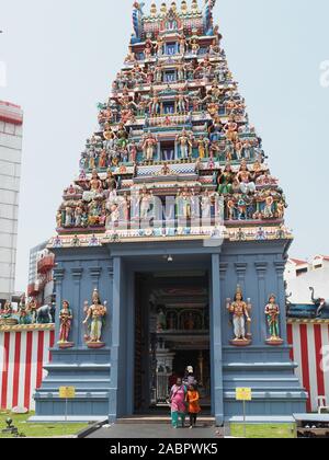 Anzeigen suchen, um sich an der Sri Srinivasa Perumal Temple in der Serangoon Road im Stadtteil Little India, Singapur Stockfoto