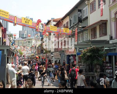 Blickrichtung entlang beschäftigte Pagoda Street in Singapur Chinatown Stockfoto