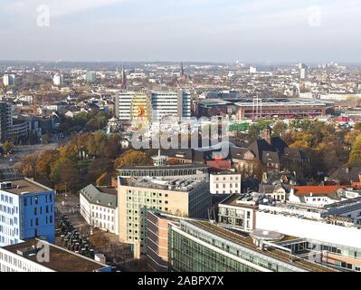 Luftaufnahme der Stadt Hamburg in Deutschland von Michaelis Kirche gesehen Stockfoto