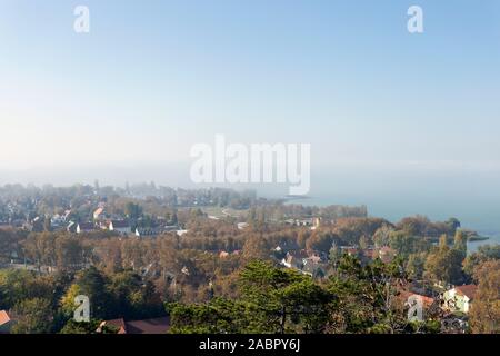 Blick auf den nebligen Balatonboglar, Ungarn vom Aussichtsturm auf einen Herbst Tag. Stockfoto