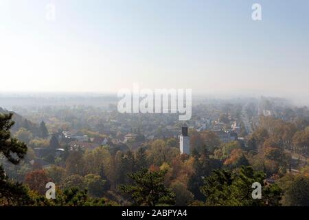 Blick auf den nebligen Balatonboglar, Ungarn vom Aussichtsturm auf einen Herbst Tag. Stockfoto