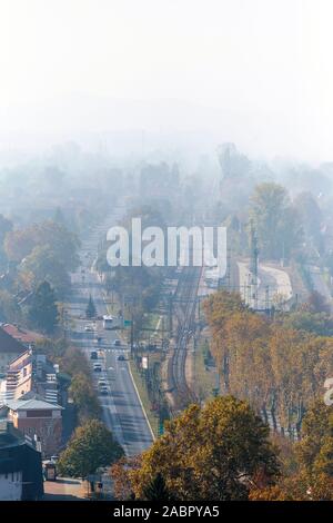 Blick auf den nebligen Balatonboglar, Ungarn vom Aussichtsturm auf einen Herbst Tag. Stockfoto