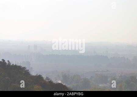 Blick auf den nebligen Balatonboglar, Ungarn vom Aussichtsturm auf einen Herbst Tag. Stockfoto