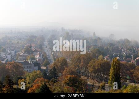 Blick auf den nebligen Balatonboglar, Ungarn vom Aussichtsturm auf einen Herbst Tag. Stockfoto