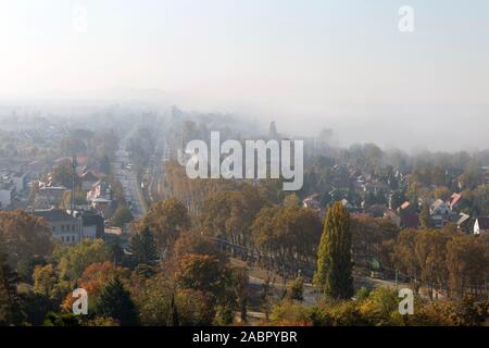 Blick auf den nebligen Balatonboglar, Ungarn vom Aussichtsturm auf einen Herbst Tag. Stockfoto