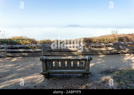 Blick auf den nebligen Plattensee Badacsony Fonyod Promenade mit den im Hintergrund an einem Herbsttag. Stockfoto