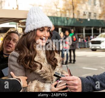 New York, NY - 28. November 2019: Idina Menzel nimmt an der 93. jährliche Thanksgiving Day Parade von Macy's anzusehen allein Central Park West Stockfoto