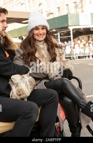 New York, NY - 28. November 2019: Idina Menzel nimmt an der 93. jährliche Thanksgiving Day Parade von Macy's anzusehen allein Central Park West Stockfoto