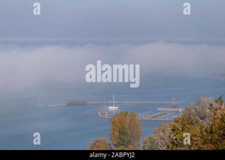 Blick auf den nebligen Plattensee Fonyod Promenade an einem Herbsttag. Stockfoto