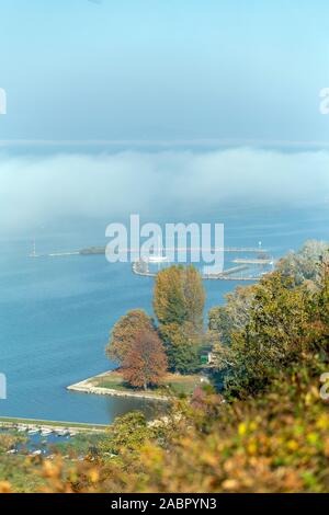 Blick auf den nebligen Plattensee Fonyod Promenade an einem Herbsttag. Stockfoto