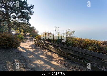 Blick auf den nebligen Plattensee Fonyod Promenade an einem Herbsttag. Stockfoto